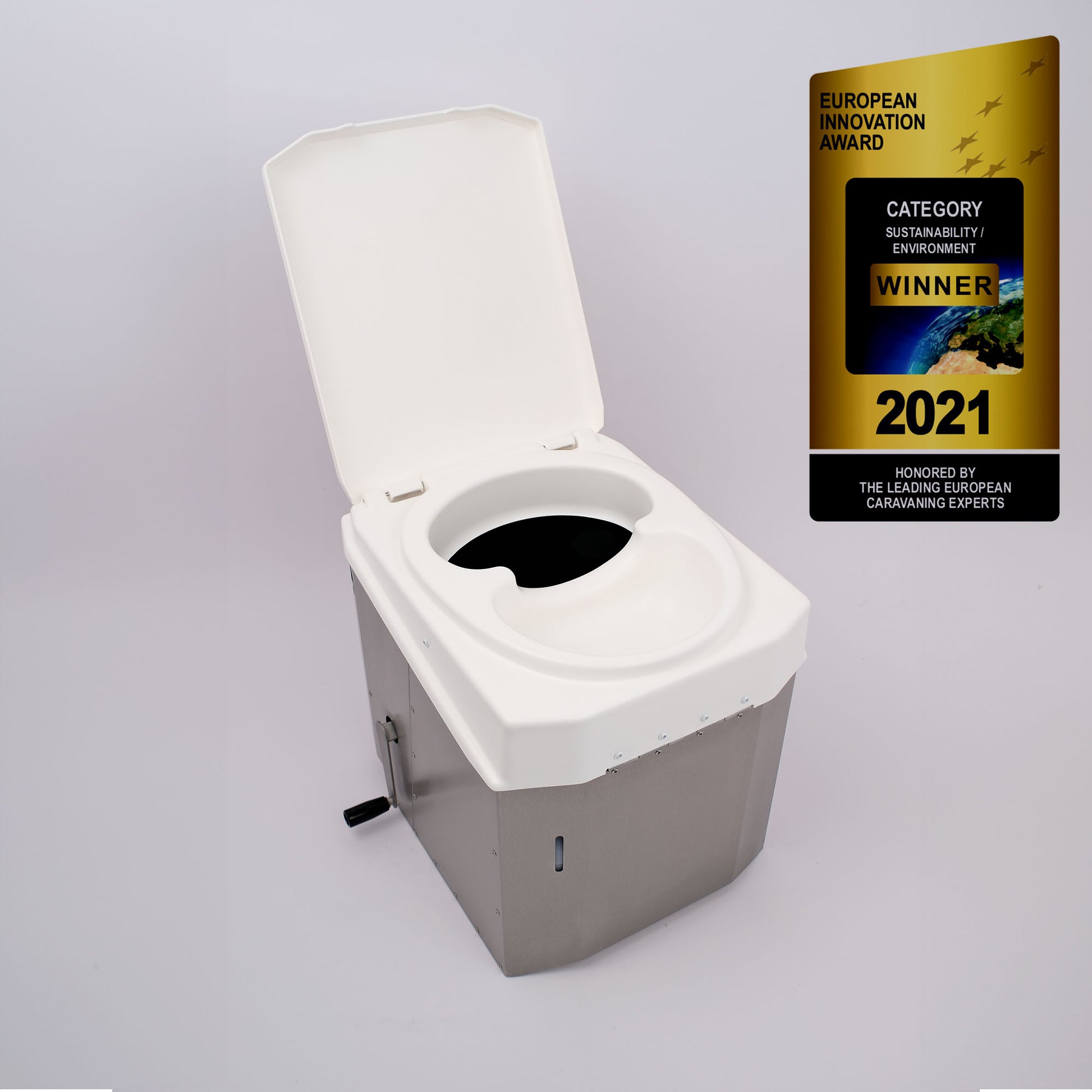 BioTioo Kompostoilette mit offenem Deckel und dem Innovation Award der für Nachhaltigkeit steht. Gewinner des Jahres 2021. Eine umweltfreundliche Trockentrenntoilette, geruchsneutral und komfortabel