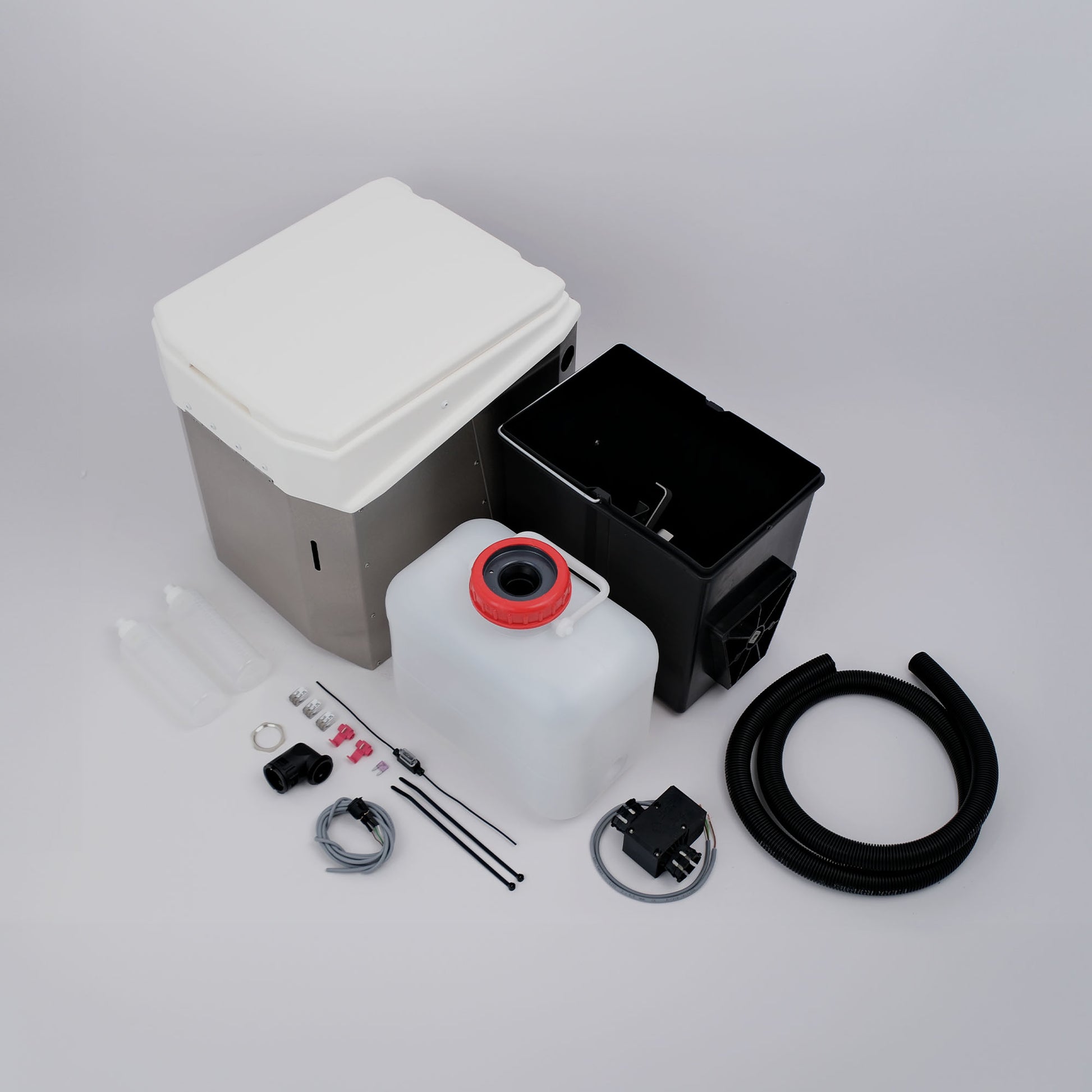 Gesamtfoto der BioTioo 1.0– Komplettansicht der Trockentrenntoilette mit Lüfter, Kurbel und Zubehör