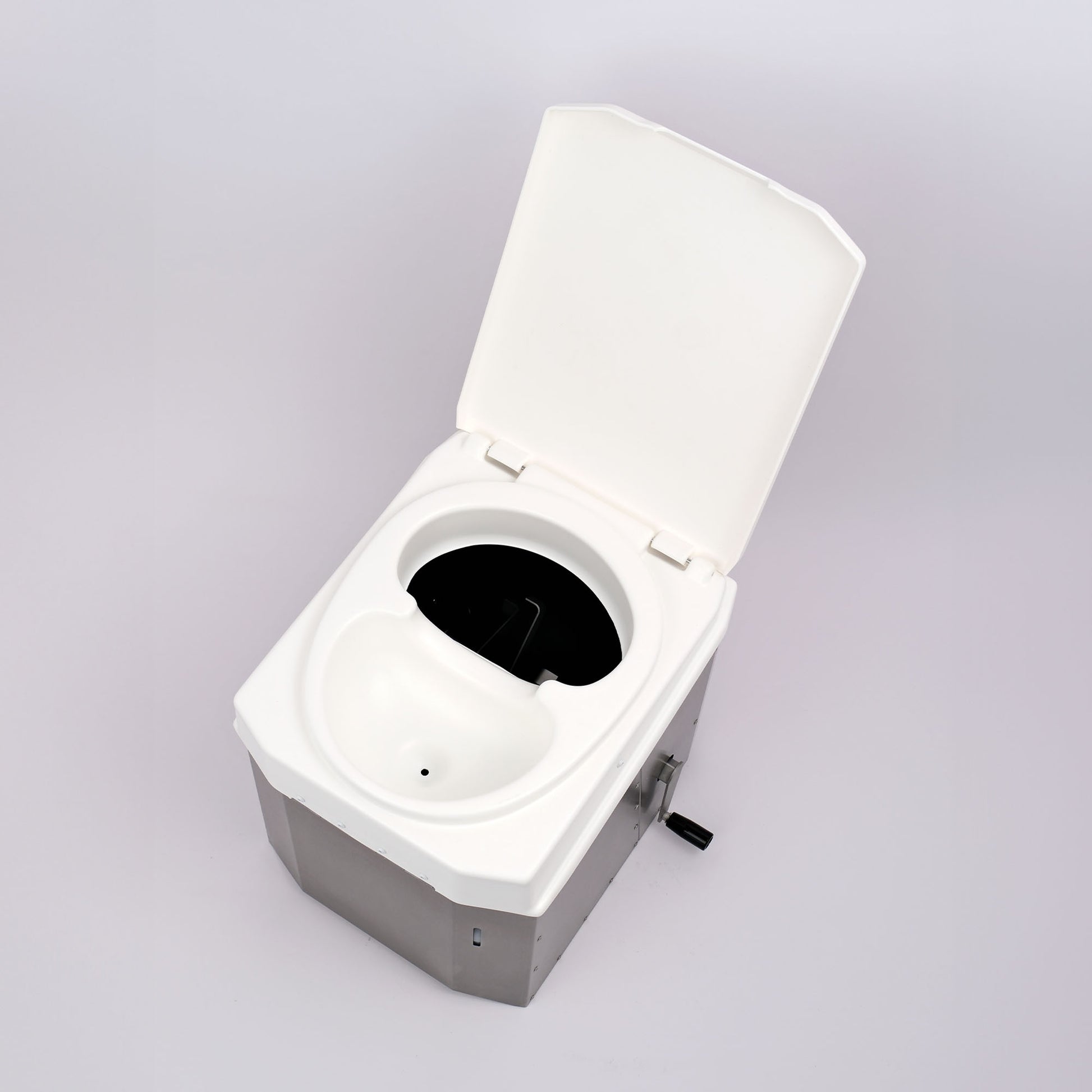 Schräg oben – platzsparende Trockentrenntoilette mit offenem Deckel, der hygiene und Geruchsneutralität fördert