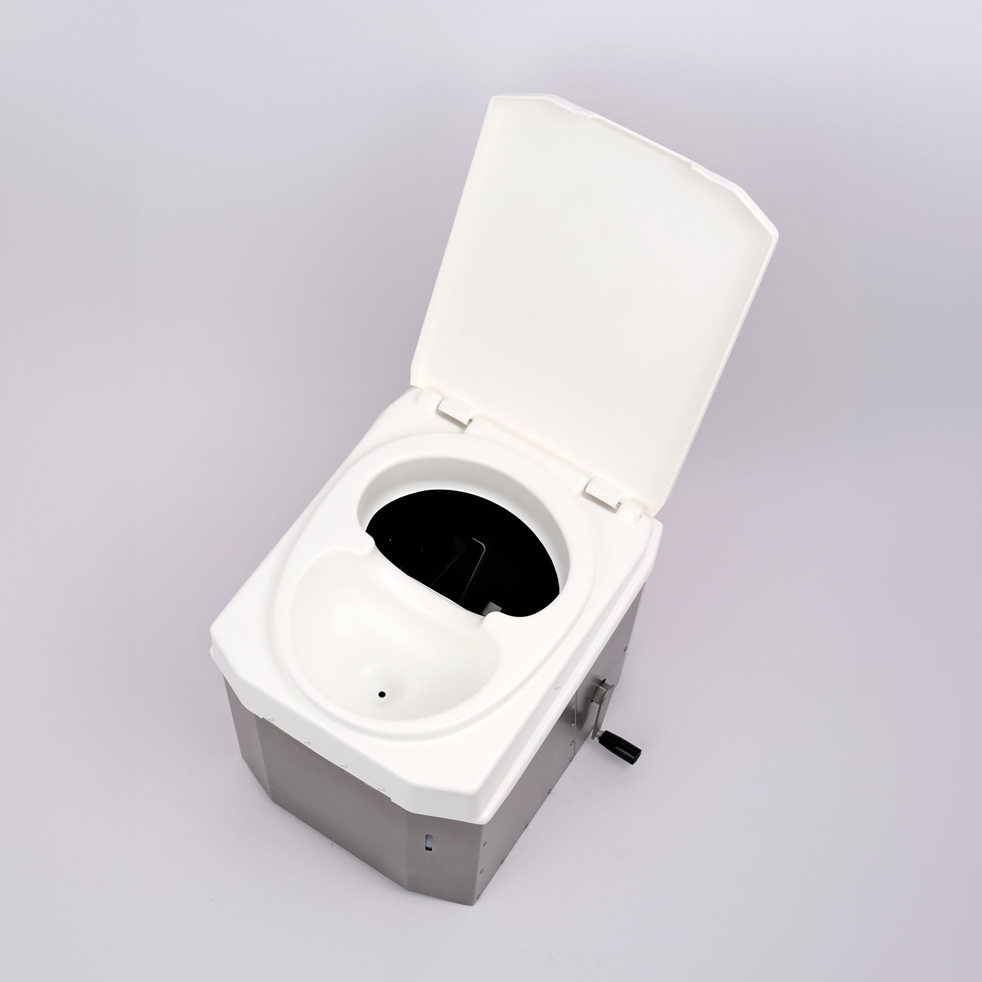 Schräg oben – platzsparende Trockentrenntoilette mit offenem Deckel, der hygiene und Geruchsneutralität fördert