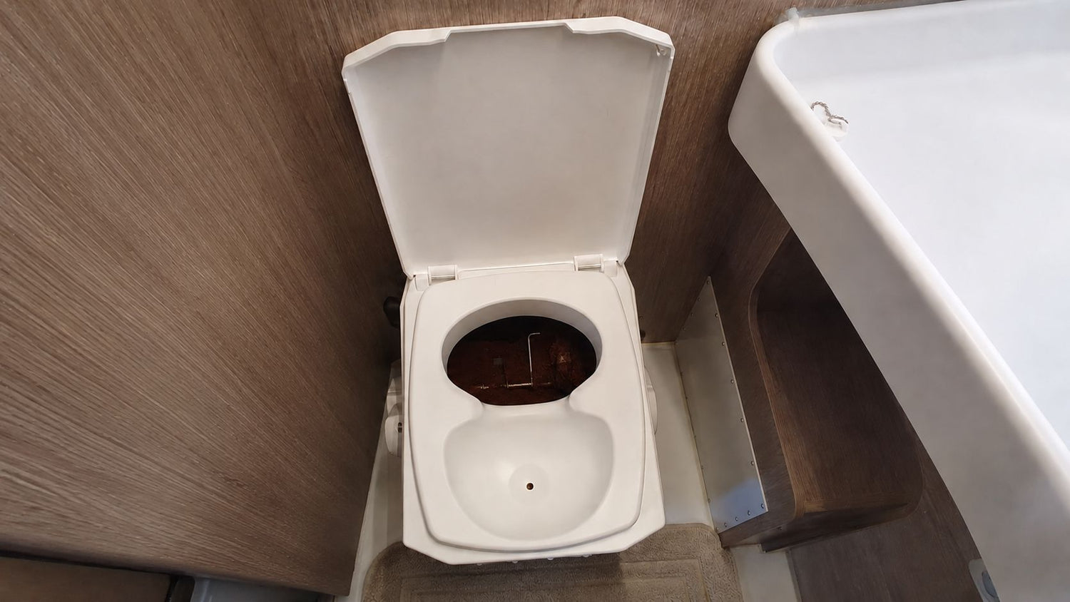 Zwei-Sockel-Design auf der Trenntoilette – warum die Schüssel über die Sitzfreiheit für Frauen entscheidet.