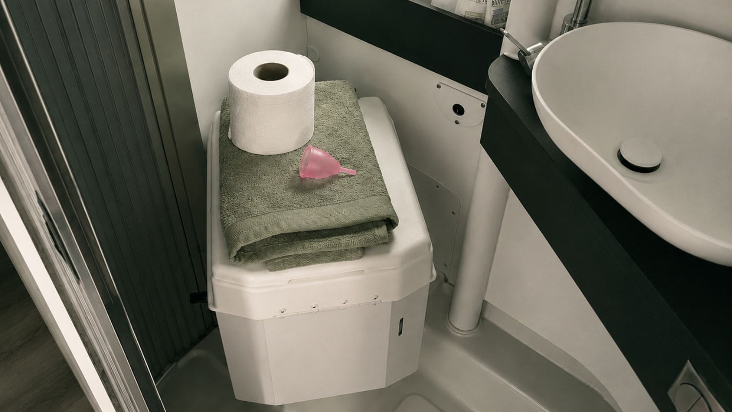 Trenntoilette und Periode – Menstruationstasse, Tampons, Reinigung, ehrlich und vollständig.