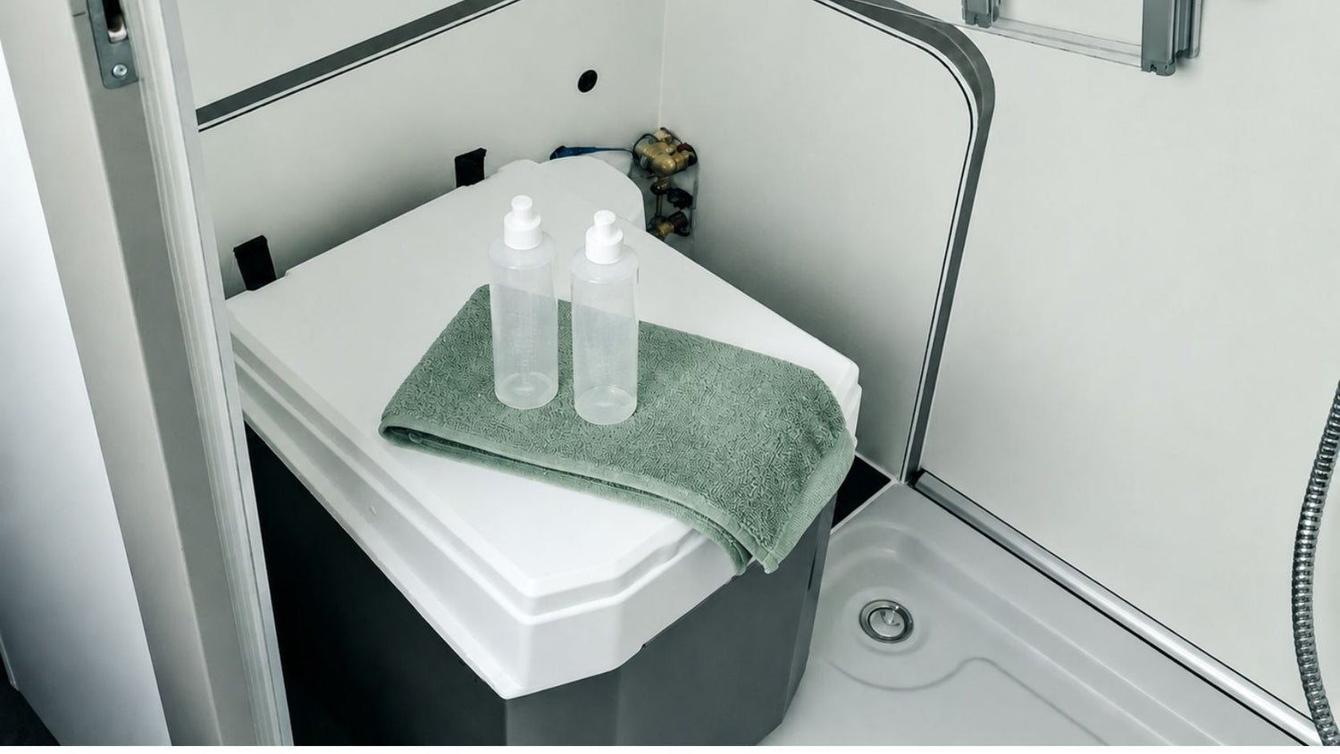 Trenntoilette als Frau unterwegs – Reise-Hygiene, Solo-Sicherheit und Diskretion im Van.