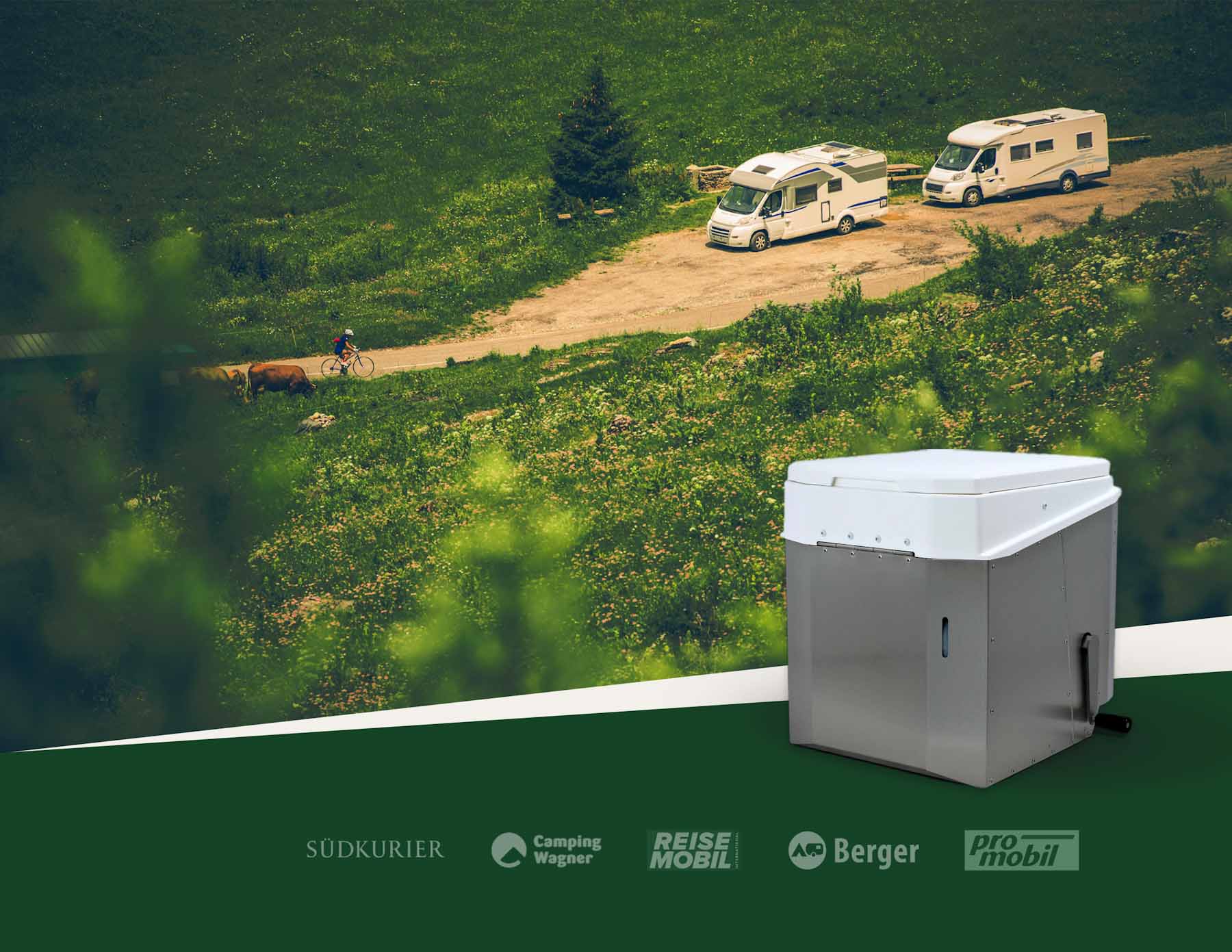 Startseitenbanner von BioTioo zeigt eine Biotoilette und zwei Camper in einer natürlichen Umgebung, ideal für nachhaltiges und autarkes Reisen. Auf dem Foto sind zusätzliche Logos drauf