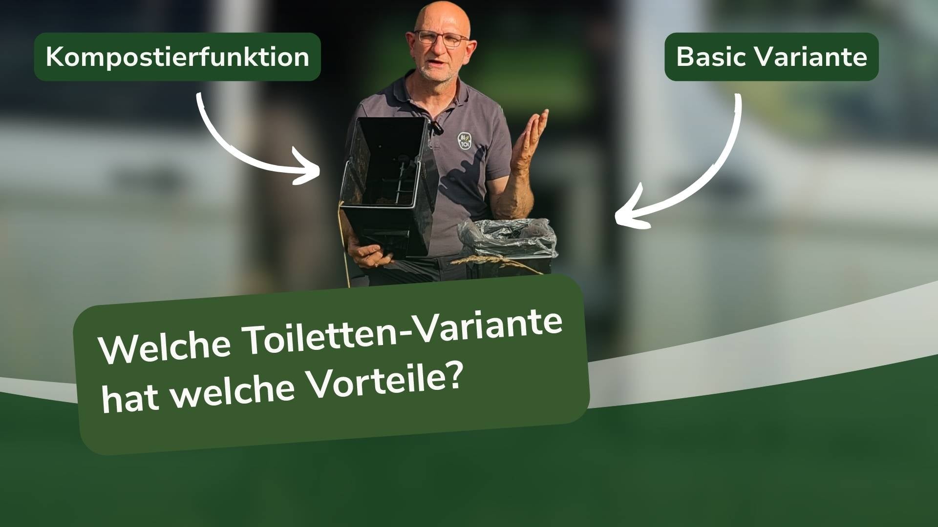 Eine Person erklärt auf diesem Thumbnail Foto die Unterschiede zwischen der Kompost Funktion bei Bootstoiletten und der Basic Variante bei Bordtoiletten.