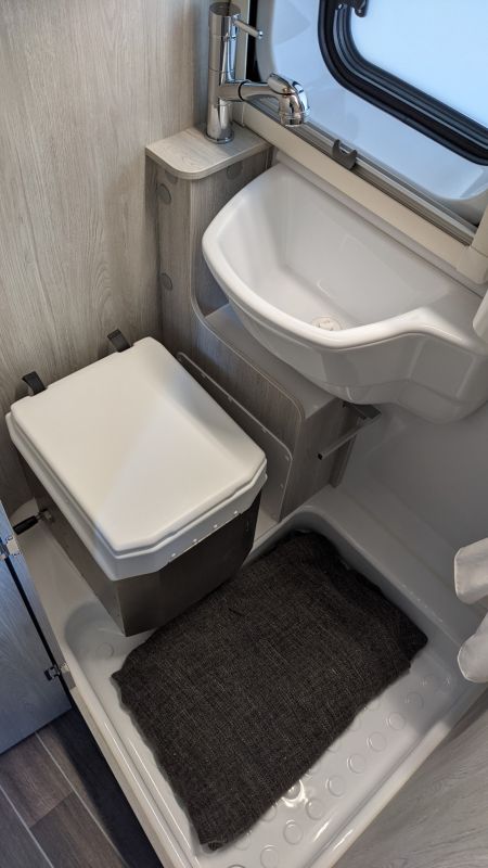 Das Bild zeigt den fertigen Stand des Umbaus eines Wohnmobils auf eine Trenntoilette. Die geruchsfreie und nachhaltige Alternative bietet mehr Komfort und Unabhängigkeit für lange Reisen und ist dazu wesentlich umweltfreundlicher als werksseitig verbaute Modelle.