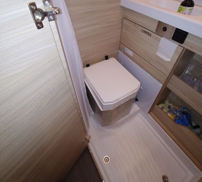 Das Bild zeigt den Eigenumbau einer Trockentoilette in einem Camper. Die individuell angepasste Lösung verbindet Nachhaltigkeit und Komfort und bietet eine ideale Option für unabhängige Reisen. Die Installation ist einfach zu handhaben.