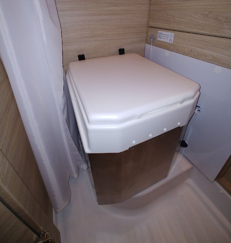 Das Bild zeigt den Eigenumbau einer Trockentoilette in einem Camper. Die individuell angepasste Lösung verbindet Nachhaltigkeit und Komfort und bietet eine ideale Option für unabhängige Reisen. Die Installation ist einfach zu handhaben.