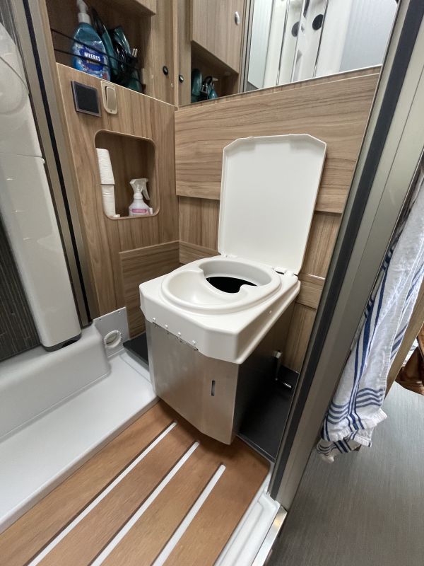 Van Toilette: Komfort und Unabhängigkeit auf Reisen () Van Toilette: Komfort und Unabhängigkeit auf Reisen