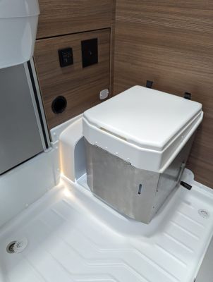 Das Bild zeigt eine Trenntoilette, die im Knaus Vanti 650 MEG, Modell 2022, eingebaut wurde. Die platzsparende Lösung fügt sich harmonisch ins Badezimmer ein und bietet eine geruchsfreie und umweltfreundliche Alternative für Campingreisen.