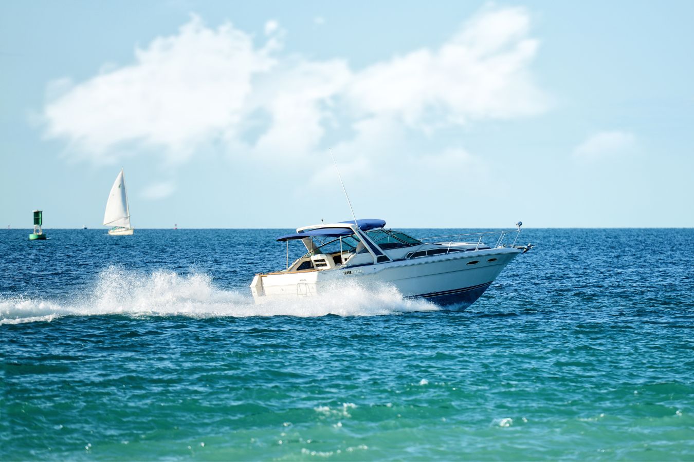 Ein Motorboot gleitet über das offene Meer, ideal für den Einsatz von kompakten Trockentoiletten in maritimen Umgebungen.