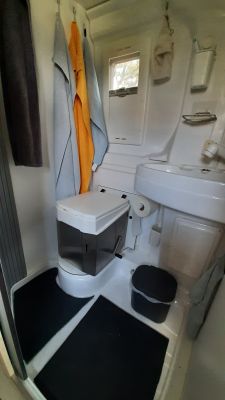 Dieses Bild zeigt den Umbau eines Clever Vans Runner 636 mit einer Trenntoilette. Die praktische und nachhaltige Lösung wurde geschickt integriert und sorgt für maximalen Komfort und Unabhängigkeit auf Reisen