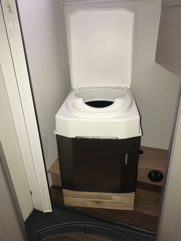 Im Knaus Boxstar wurde eine Trenntoilette eingebaut, die optimal in das Van Badezimmer integriert ist. Die Trockentoilette bietet optimalen Komfort und ist eine tolle Alternative zur Chemie-Version welche ab Werk verbaut wird.