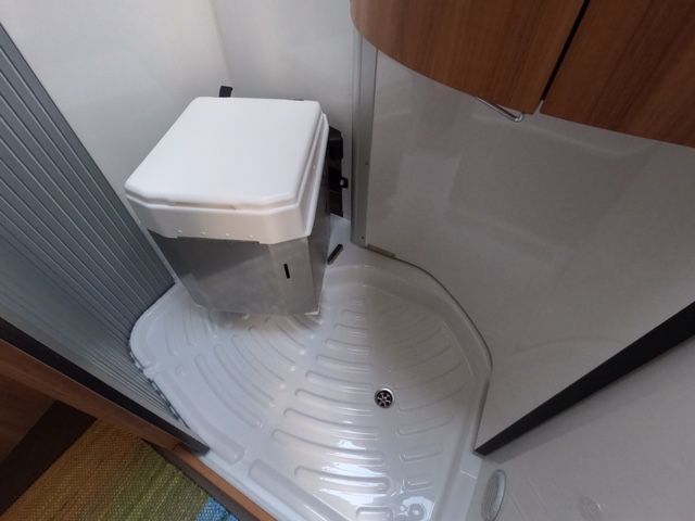 Dieses Bild zeigt die Umrüstung mit einer schwenkbaren Trockentoilette. Die flexible und platzsparende Lösung eignet sich perfekt für kompakte Badezimmer im Camper und sorgt für nachhaltigen Komfort auf Reisen.