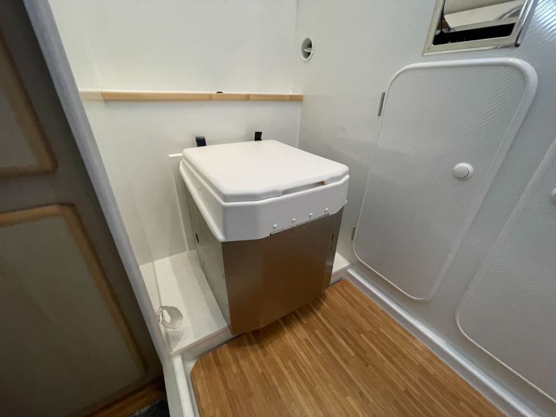 Dieses Bild zeigt eine Trenntoilette, die im CS Reisemobile Sprinter verbaut wurde. Die Toilette ist optimal im Badezimmer integriert und bietet eine praktische, umweltfreundliche Lösung für komfortables Reisen.