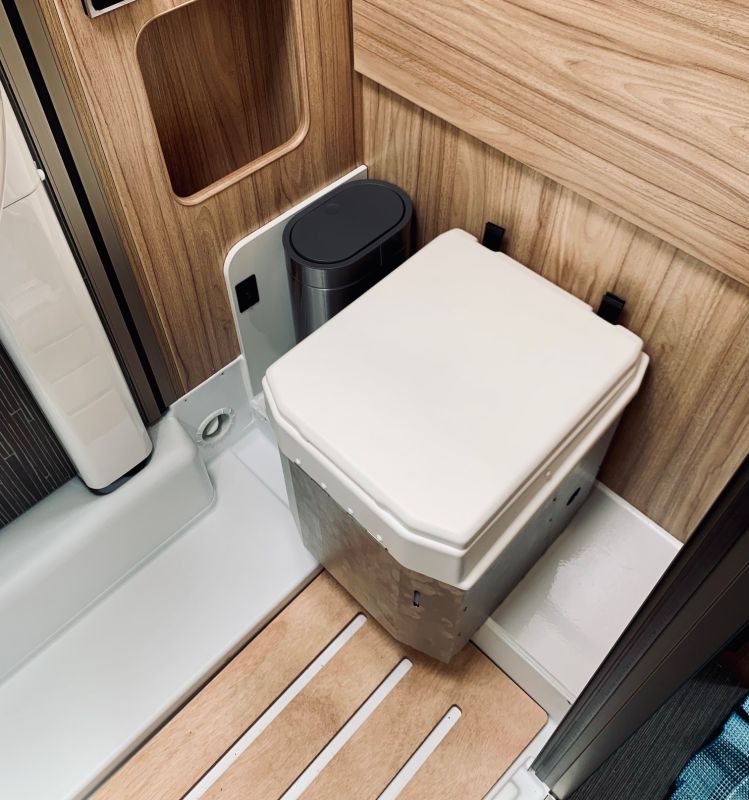 Das Bild zeigt eine im Hymer-Van verbaute Trockentoilette die sich sehr gut für lange Reisen eignet. Verbaut im hymer mlt570