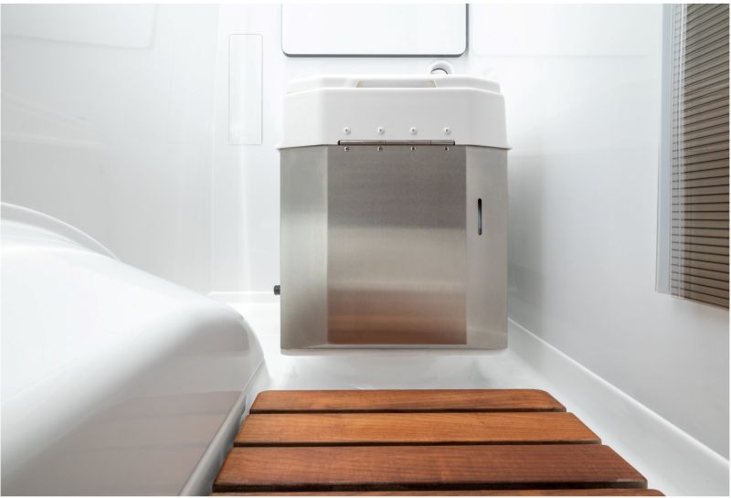 Das Bild zeigt die Umrüstung eines Globe Traveller 2x mit einer Trockentoilette. Die Installation wurde optimal ins Badezimmer integriert und bietet eine nachhaltige und geruchsfreie Lösung für längere Reisen ohne auf komfort und design zu verzichten.