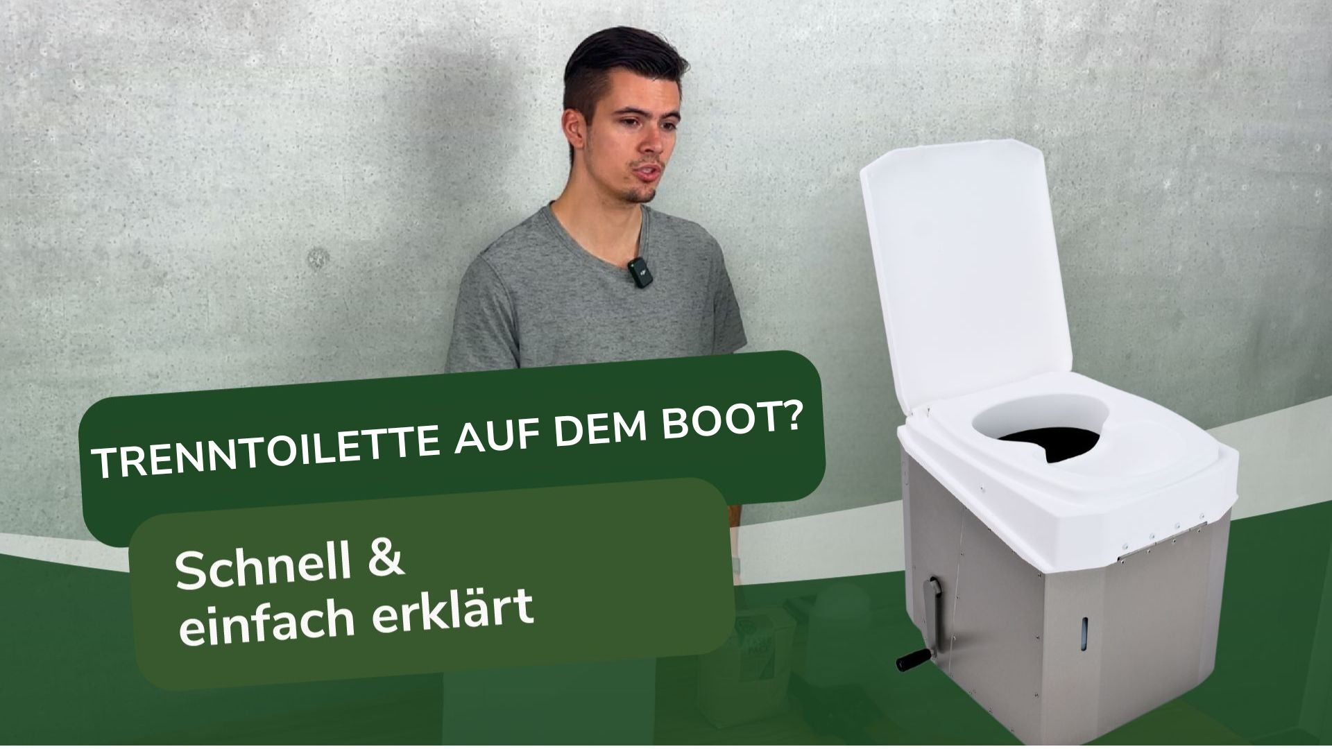 In diesem Thumbnail ist unsere Toilette abgebildet mit einer Person, die erklärt wie unsere Trenntoilette auf dem Boot funktioniert und wieso dies eine ideale Bordtoiletten Lösung ist.