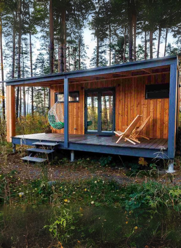 Darstellung eines gemütlichen Tinyhouse welches im Wald platziert ist und für eine Trockentoilette geeignet ist.