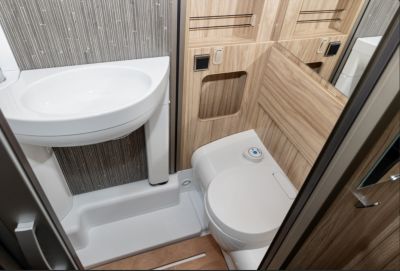 Die Umrüstung im Hymer MLT zeigt den Einbau einer Trenntoilette. Die praktische und nachhaltige Lösung wurde harmonisch ins Badezimmer integriert und sorgt für mehr Komfort und Unabhängigkeit auf Reisen ohne Kompromisse