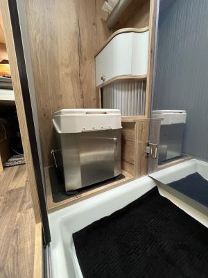 Dieses Bild zeigt die Umrüstung eines MegaMobil Lounge 600 mit einer Trockentoilette. Die Toilette wurde platzsparend im Badezimmer verbaut und bietet eine moderne und nachhaltige Lösung für autarke Campingreisen.