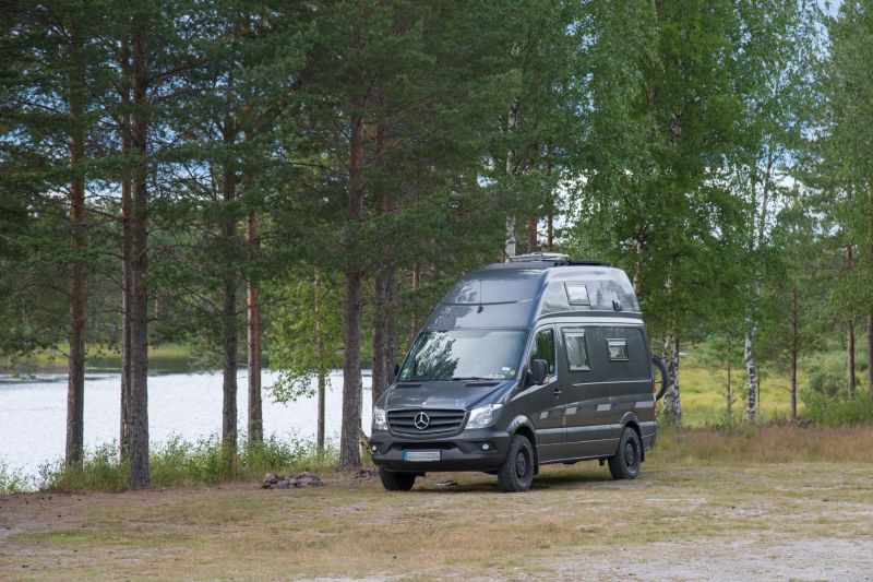 Die Darstellung zeigt einen Sprinter am See in der Natur. Es spiegelt Freiheit wieder und zeigt dass autarkes mit Trenntoilette optimal möglich ist.