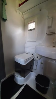 Dieses Bild zeigt den Umbau eines Clever Vans Runner 636 mit einer Trenntoilette. Die praktische und nachhaltige Lösung wurde geschickt integriert und sorgt für maximalen Komfort und Unabhängigkeit auf Reisen