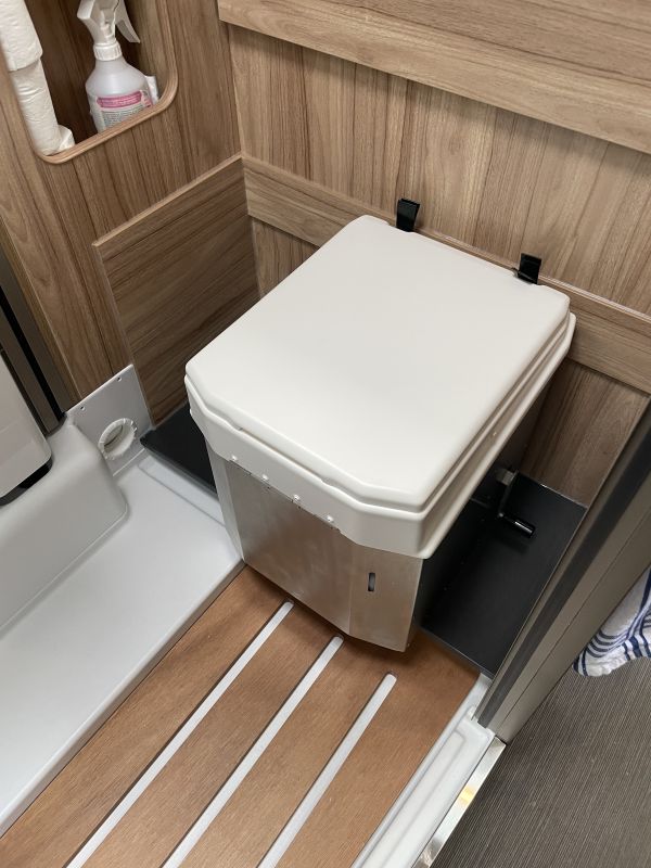 Das Bild stellt eine Trockentoilette eingebaut im Hymer Van dar. Die Toilette passt optimal in den MLT-580 und eignet sich für lange Campingreisen.