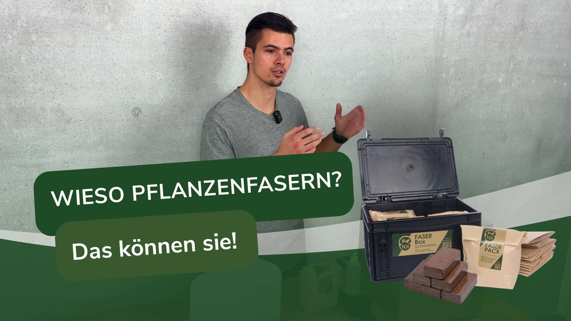 Thumbnail mit einer Person und einem Foto mit einer FaserBox und Einstreu auf dem Bild. Es wird dargestellt für was die Pflanzenfasern in der Kompost Trockentoiletten Variante nützlich sind.